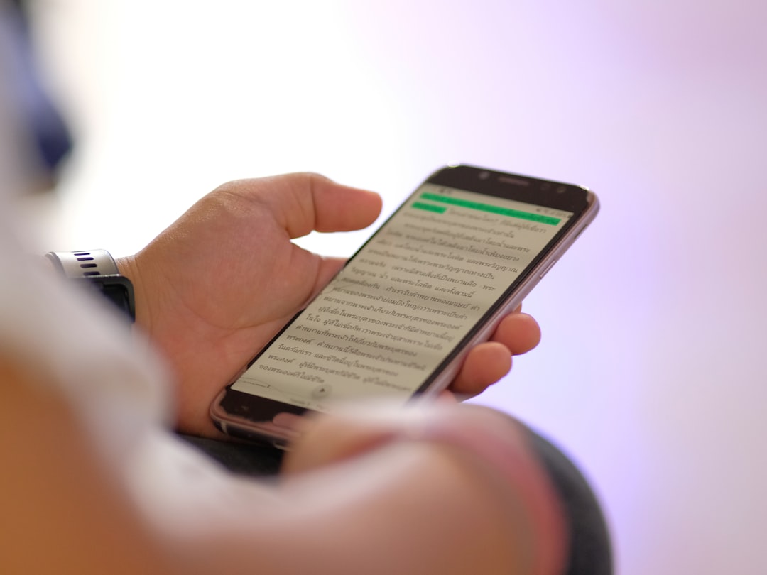 Android ve iOS için erişilebilirlik kontrol listesi üzerinde çalışan bir tasarımcı