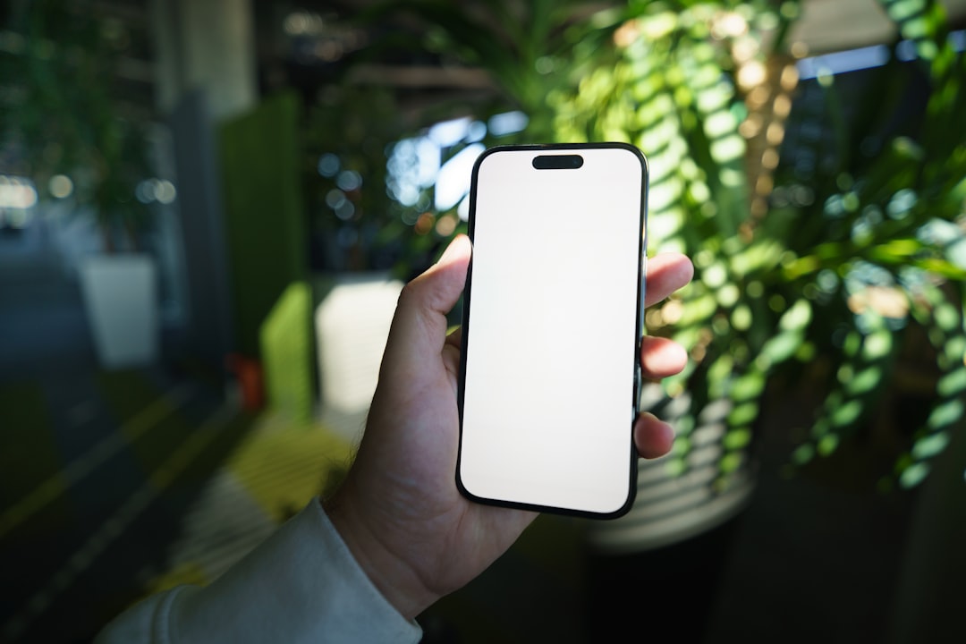 Kullanici arayuz tasarimi pil tasarrufu odakli mobil uygulama konsept fotografi