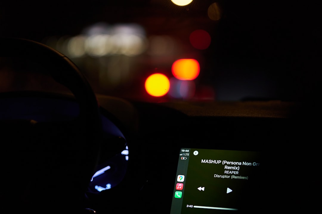 Kullanıcı davranışlarını gösteren bir mobil uygulama gelir tablosu ve grafikler