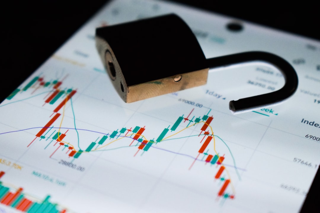 Pazar nişlerini analiz eden bir ekip ve kullanıcı geri bildirimlerini inceliyor