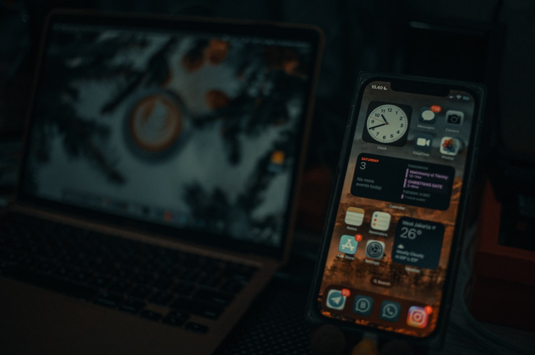 Bir kullanıcı arayüzü prototipleme görseli, no-code aracı ile tasarlanmış ekranlar