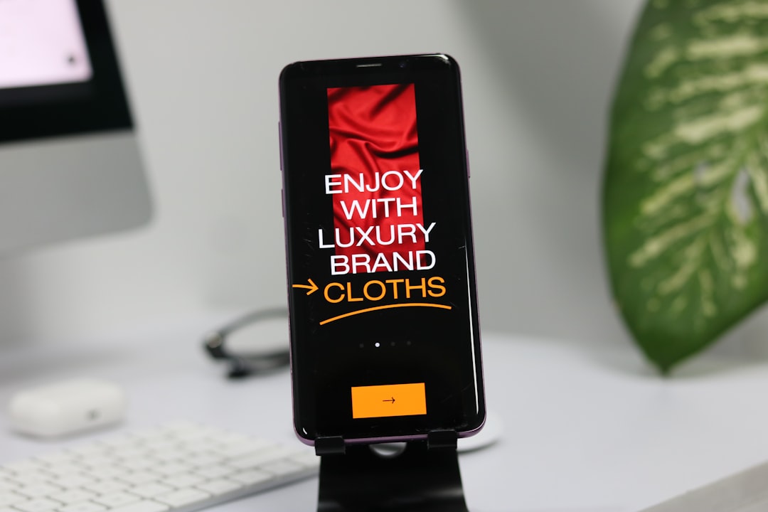 Enerji verimli kullanıcı deneyimini simgeleyen, düşük güç tüketimli bir mobil arayüz tasarımı