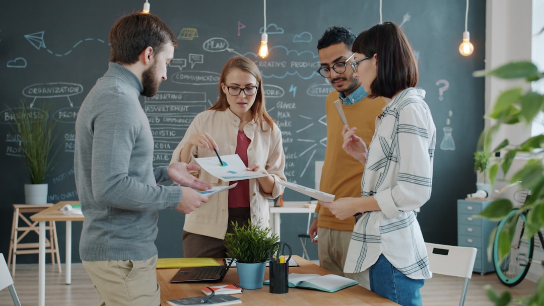 Farklı disiplinlerden ekip üyeleri mimari kararları üzerinde beyin fırtınası yapıyor