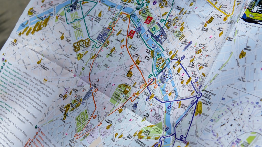 Kullanıcı, yerel harita tabanlı bir mobil uygulamayı inceliyor