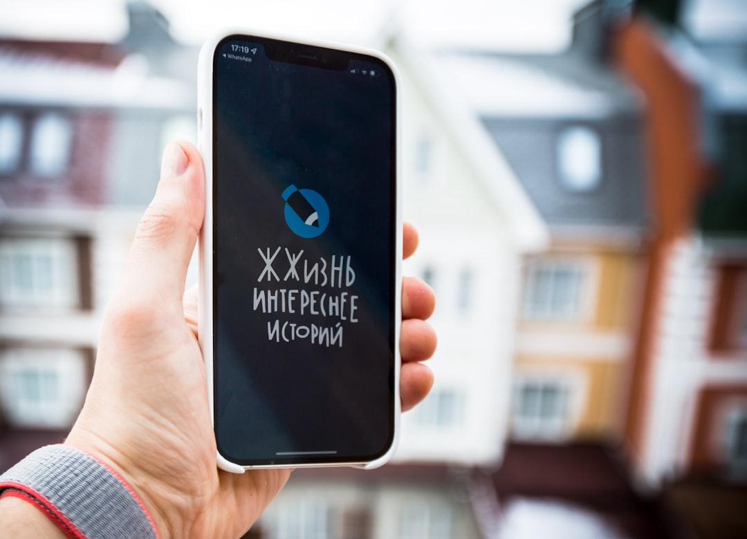 Bir kullanıcının elinde akıllı telefonla ana ekran ve kısayol akışını gösteren yakın çekim