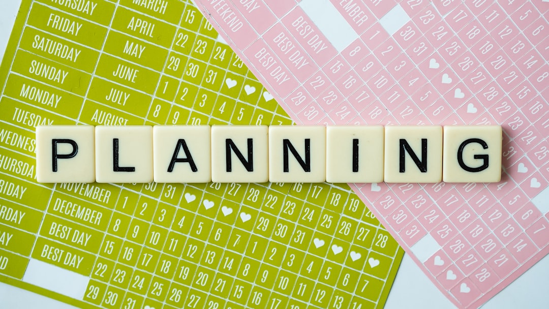 Tasarım ekibi A/B testlerini planlarken fikir alışverişi yapıyor