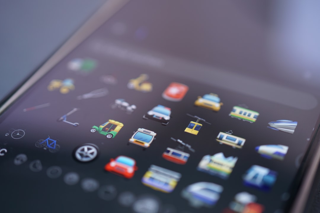 Bir kullanıcı Android için görsel varlıkları optimize ederken telefon ekranını inceliyor