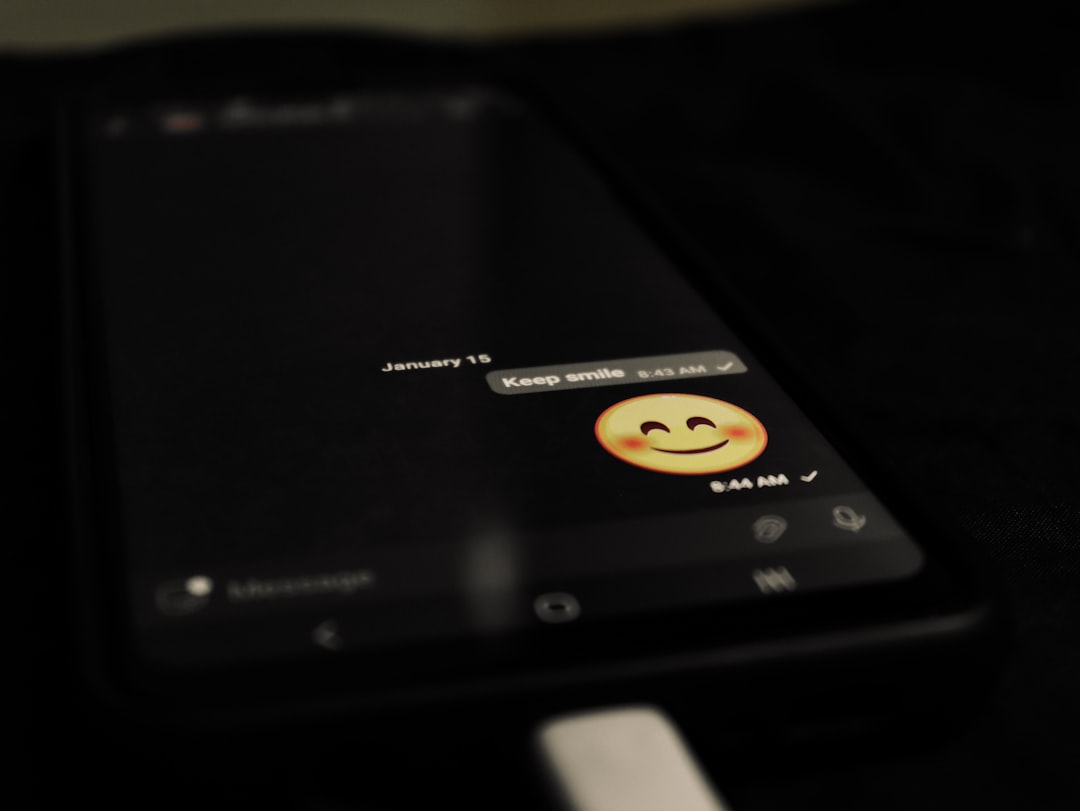 Geri bildirim arayüzünü gösteren Android telefon ekranı yakından görüntüsü
