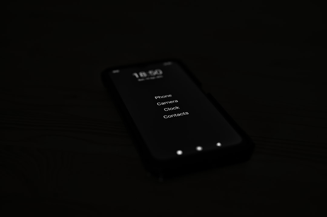 Karanlık mod uygulanmış akıllı telefon arayüzünün görseli