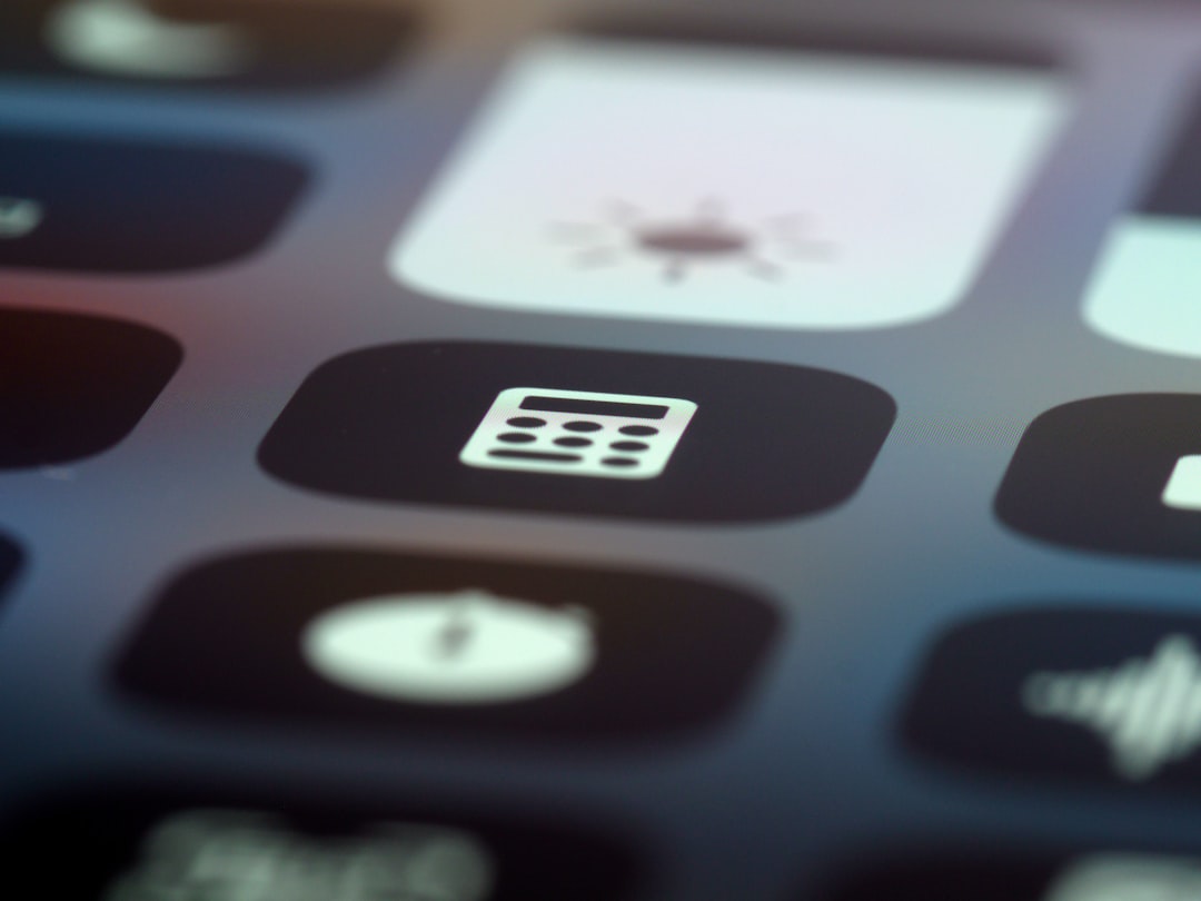 Kullanıcı iOS görsel varlıklarını optimize ederken asset kataloğunu inceleyen bir tasarımcı