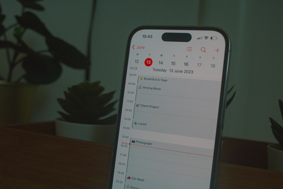 Kullanıcı odaklı bildirim zamanlaması planlamasını gösteren akıllı telefon ekranı