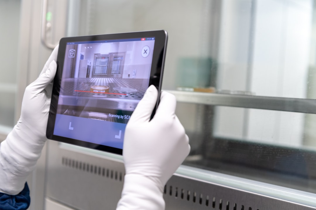 Tablet üzerinde sanal laboratuvar simülasyonunu inceleyen kullanıcılar