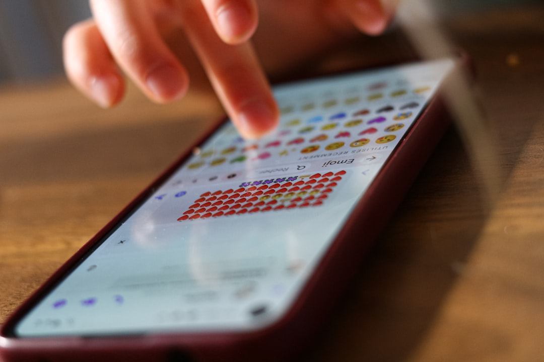 Bir geliştirici, akıllı telefon üzerinde erişilebilirlik testi yaparken ekran okuyucu kullanıyor