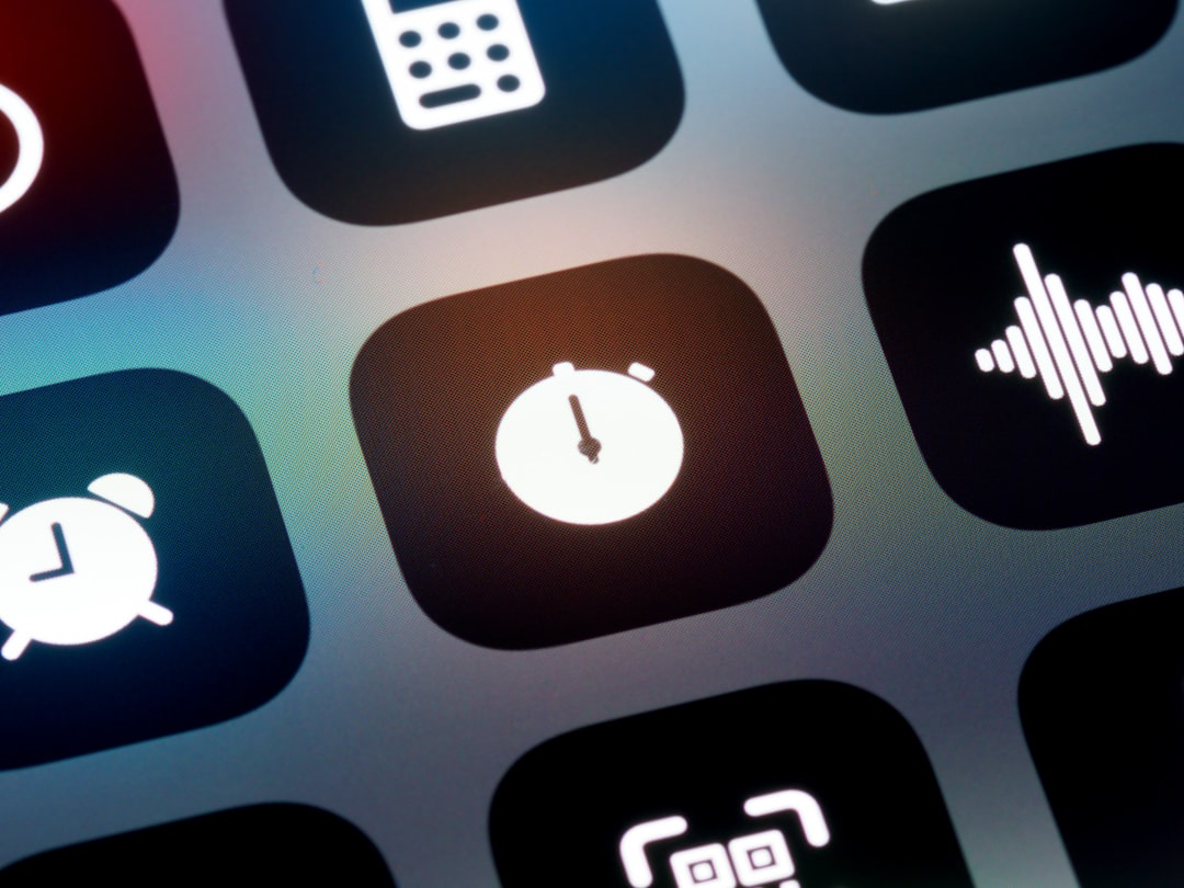 iOS uygulama ikon tasarımı için en iyi uygulama önerilerini gösteren görsel