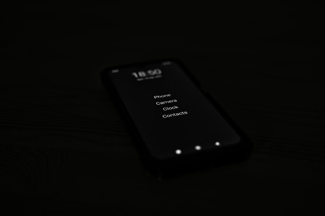 Android ve iOS için koyu tema UI tasarım konsepti gösterimi