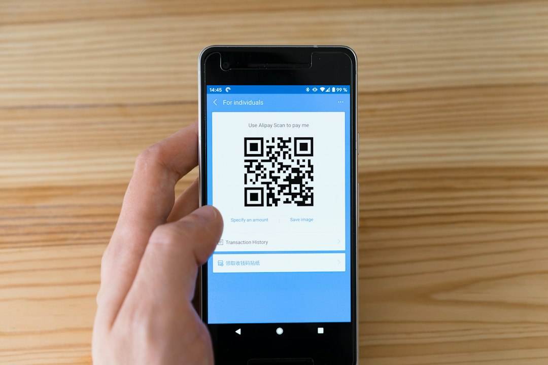Bir akıllı telefon üzerinde NFC ve QR kod tarama süreci gerçek zamanlı olarak gösteriliyor